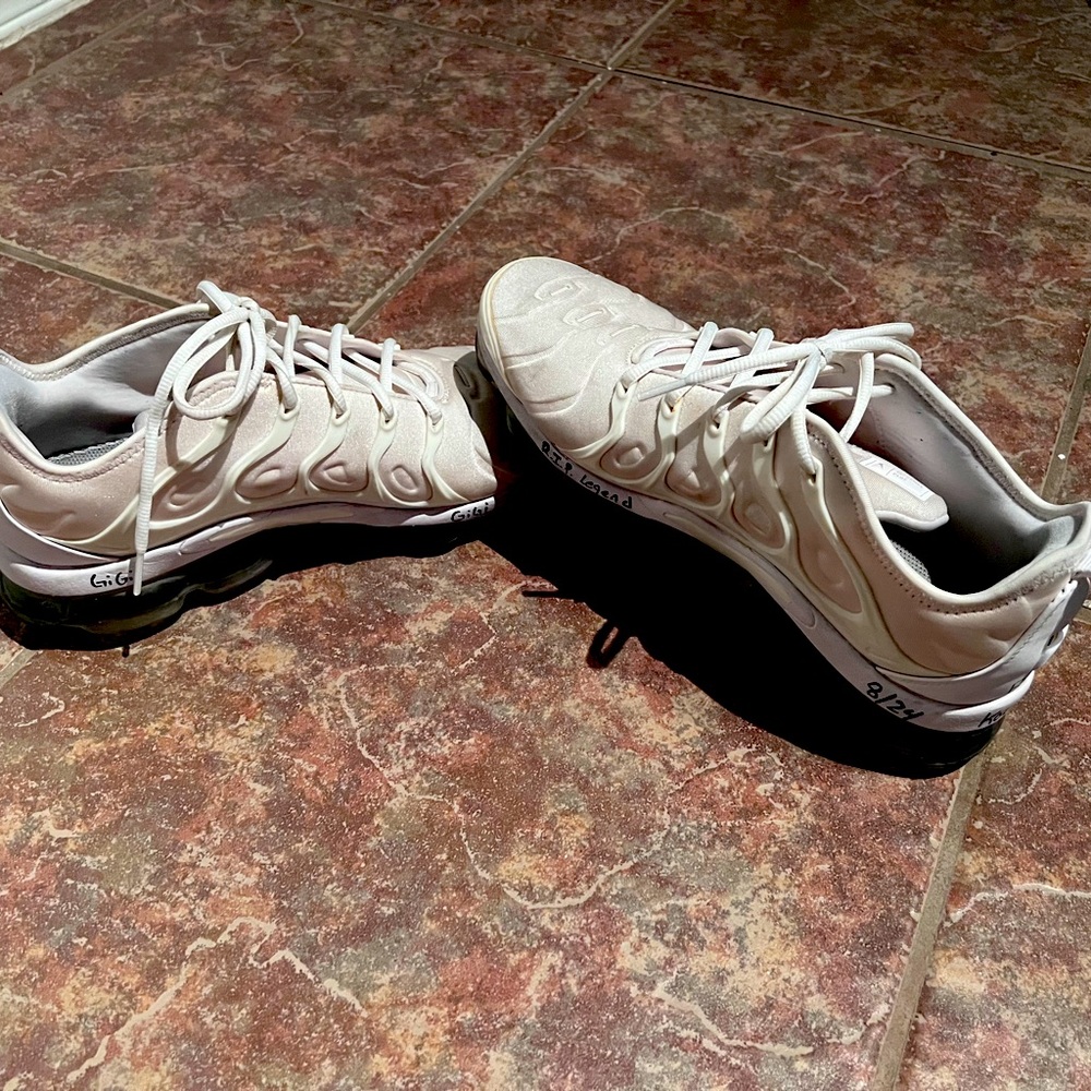 Vapor air max color white size 10